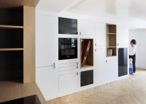 BKBS architectes ; la cuisine discrète qui sépare la chambre du salon - séjour